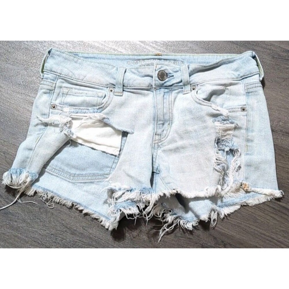 American Eagle Light Wash Shredded Ripped Shorts Exposed Pockets Stretch Size 4
